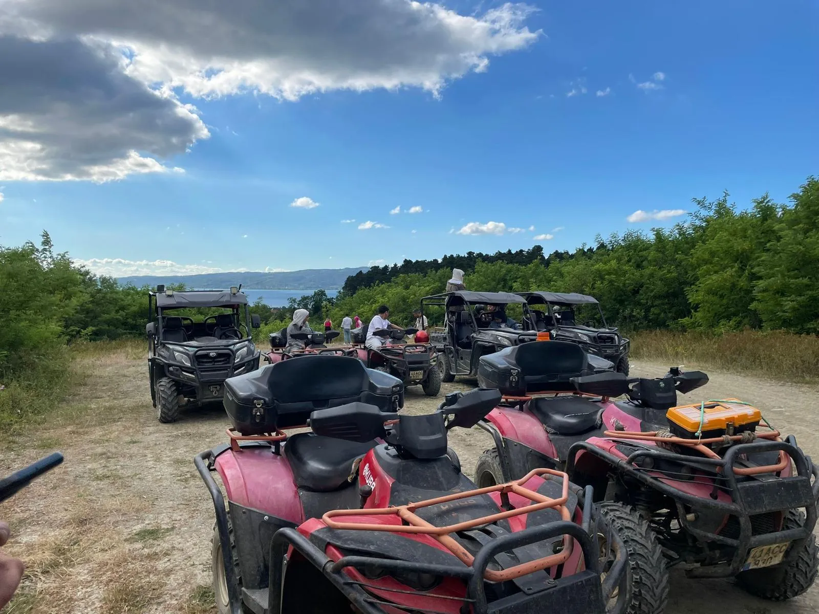 Tepede duran ATV filosu, arkada Sapanca Gölü
