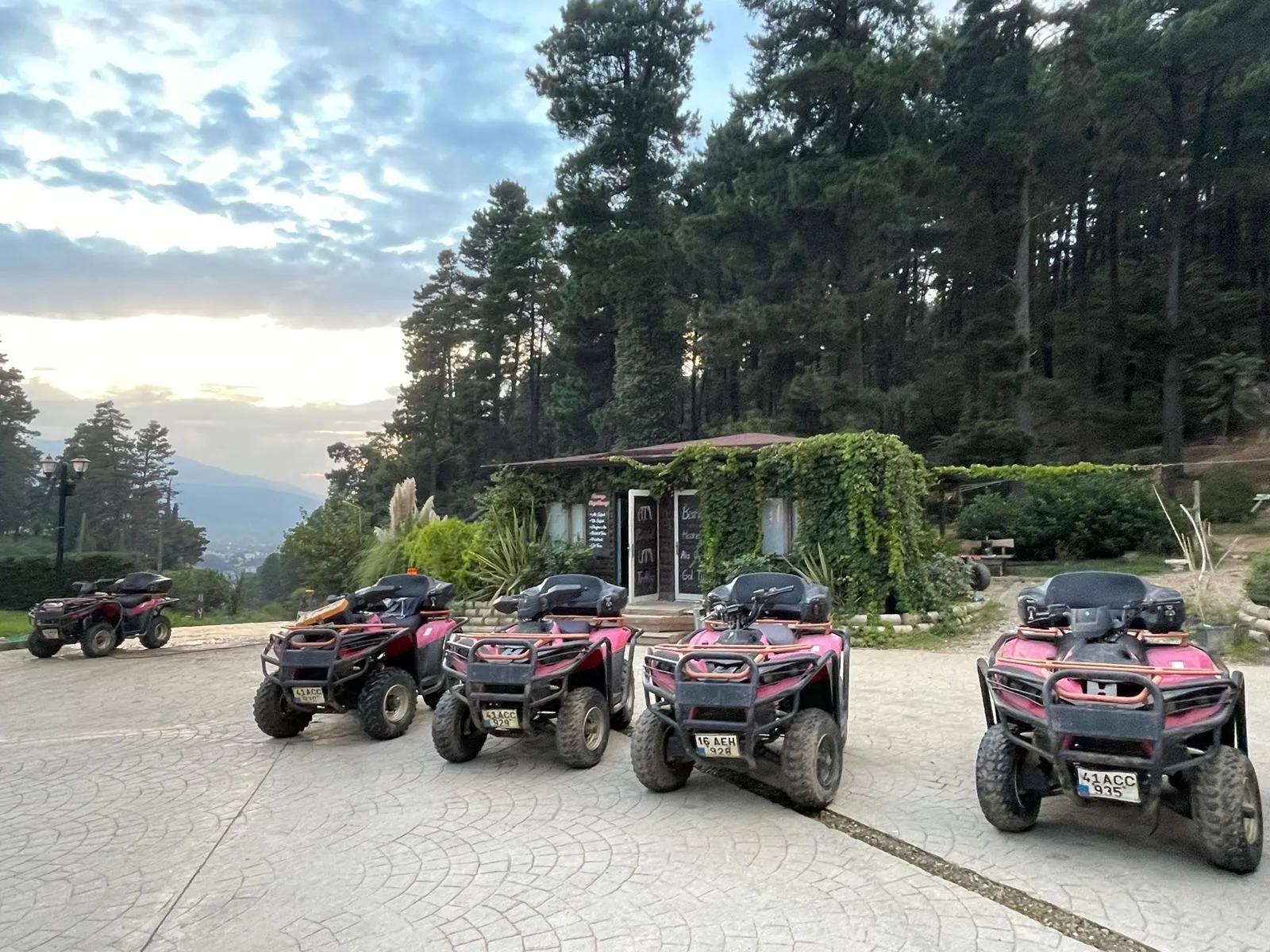 Tesis önünde sıralanmış ATV filosu